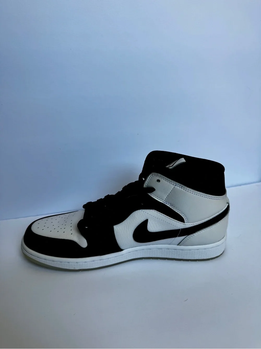 *NWT* Jordan Air Jordan 1 Mid SE - Black/White men’s 10